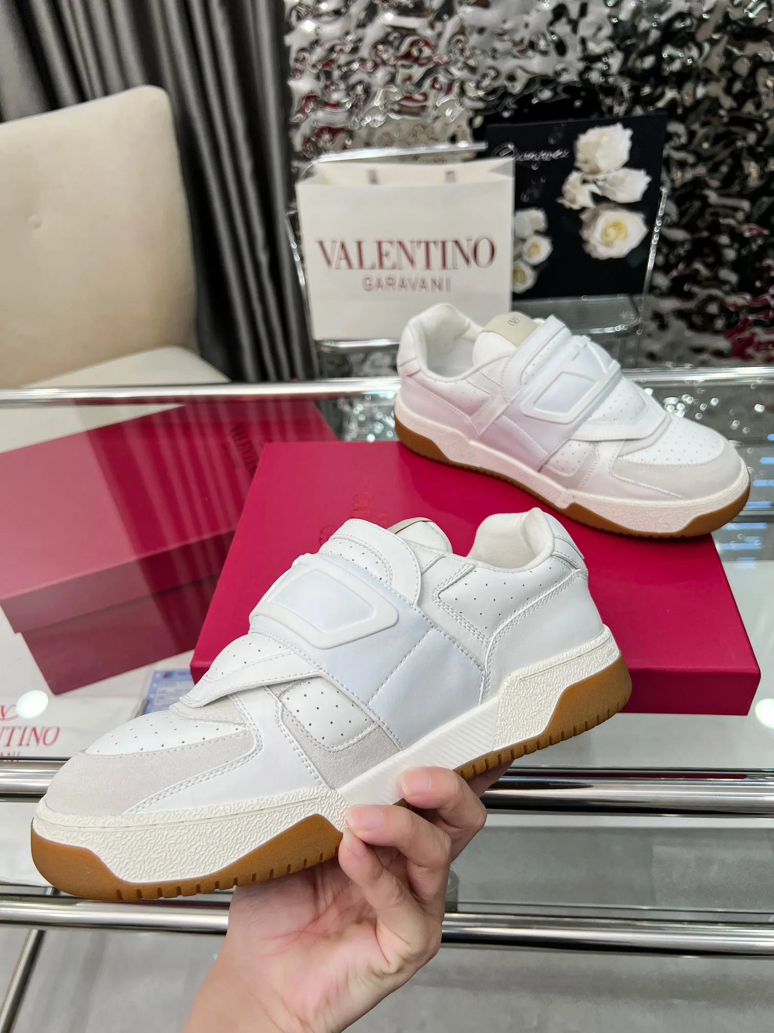 [Valentino] P: 680💰 Couple style, size: women 35-40▪️men 39-44 (customized at 45.46) Valentino 𝑶𝒏𝒆𝑺𝒕𝒖𝒅 Couple sports bread shoe series Valentino 2025 new couple sports shoes are on sale. The original ZP purchase and disassembly. Repeated pattern making and modification. 1:1 restoration! Top luxury masterpiece Velcro design Soft and comfortable imported calfskin brings excellent and elegant texture and excellent foot comfort Top purchasing version upper: imported calfskin surface/original oil edge craftsmanship Lining: water-dyed sheepskin lining Outsole: original development 𝐓𝐏𝐔 two-color combination outsole Packaging: original configuration complete package